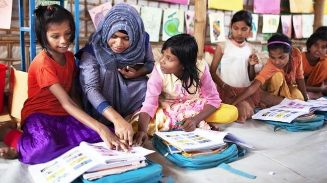 teaching rohingya children