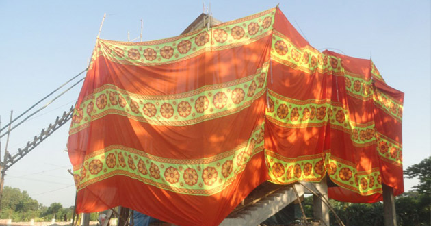 the roof of the subdivision building of the rural electricity was broken after the cast