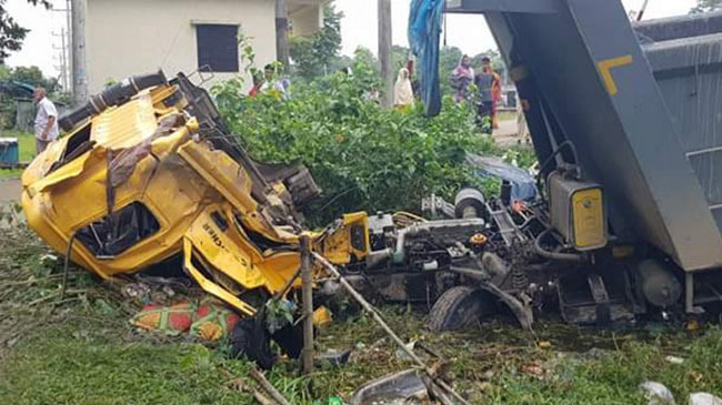 train crashder truck