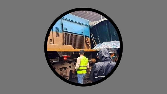 train derailed due to crane in tejgaon communication with dhaka stopped