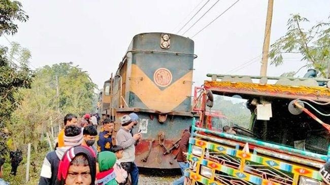 train votvoti collide chapinababgonj
