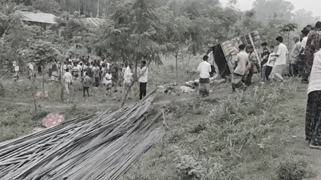 ট্রাক উল্টে ১৫ প্রাণহানি: ১৩ জনের বাড়িই নওগাঁয়
