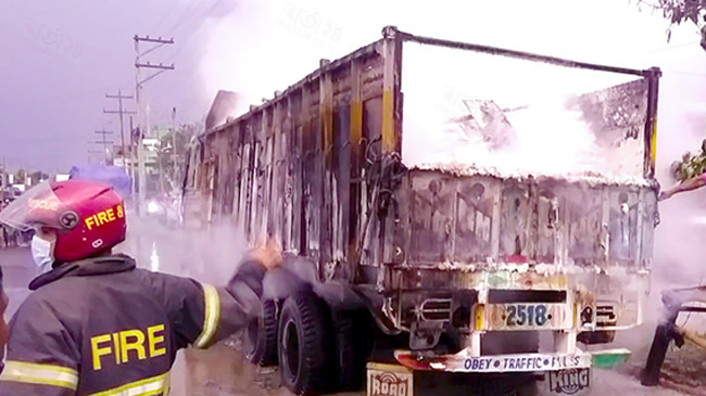 truck burns benapole port
