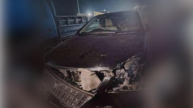 truck hits hasnat sarjis convoy in chittagong