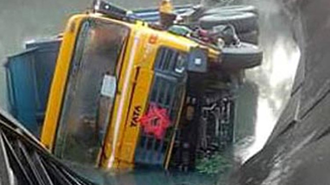 truck rangamati callapse