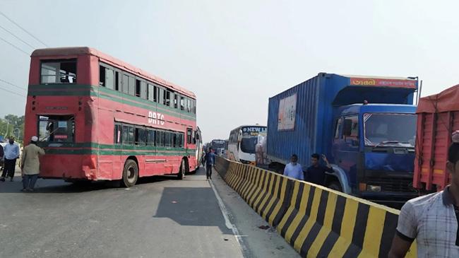 vehicles strike in signbord 3
