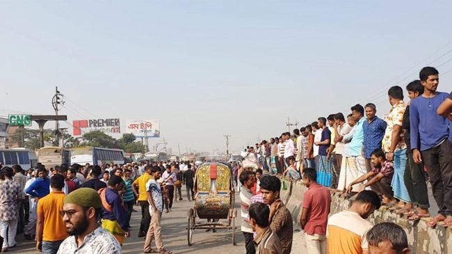 vehicles strike in signbord