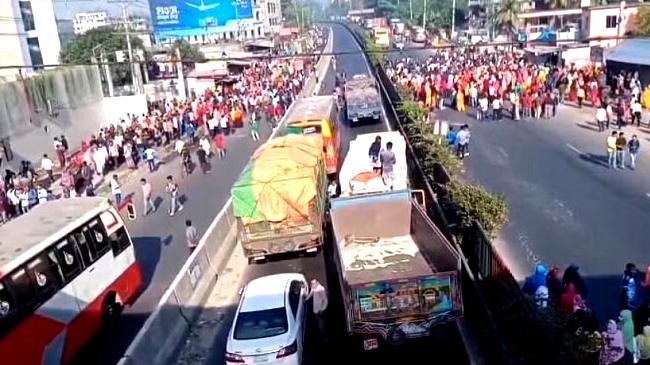 workers blocked the chandra nabinagar road