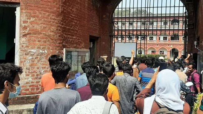 du students enter hall breaking lack