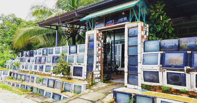 house with old television wall