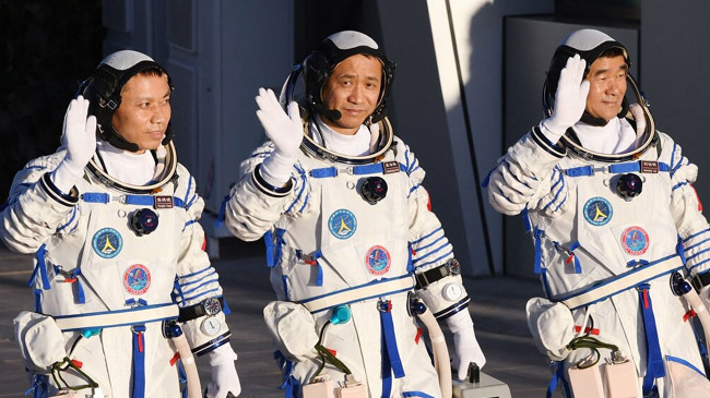 china sends astronauts to space station