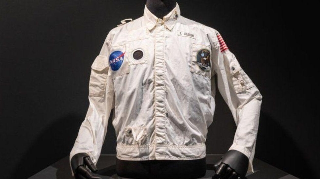 buzz aldrin s moon jacket sells for 2 8m dollar 1410128491