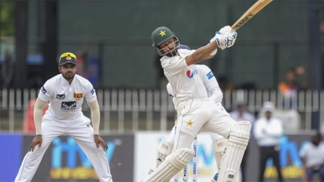 abdullah shafique pulls one away