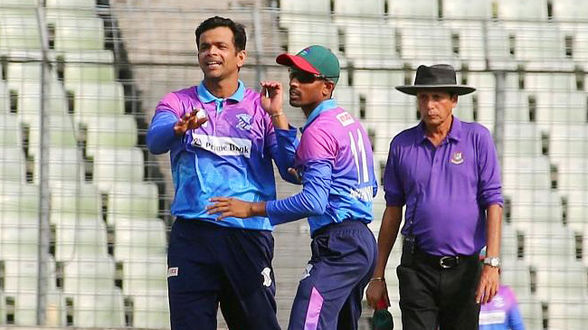 abdur razzak got four hundred wickets