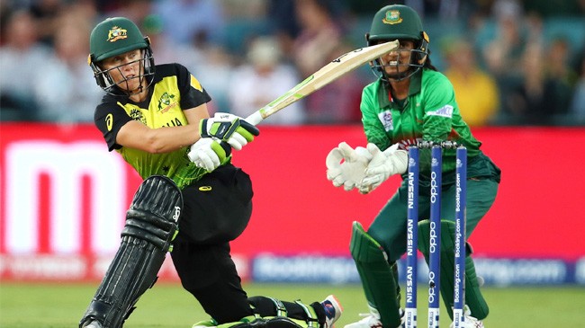 alyssa healy sweeps the ball away