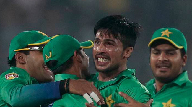 amir with pakistan cricketer