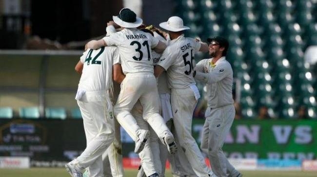 australia players gather to celebrate the series win against pakistan