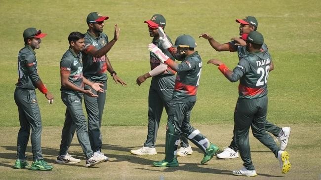 bangladesh players celebrate a wicket