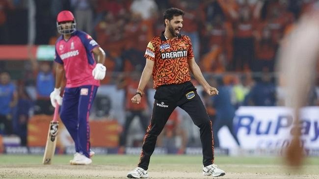 bhuvneshwar kumar struck off the final ball to seal a one run win for srh