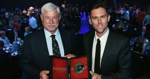 boult receives award from sir richard hadlee