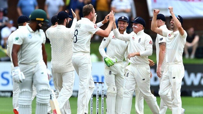 broad celebrates with his team mates