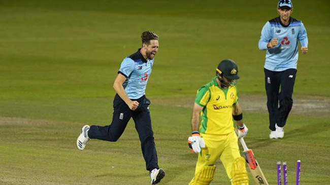 chris woakes bowled glenn maxwell