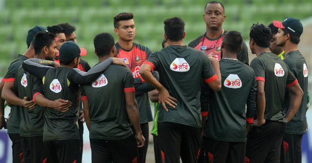 courtney walsh at training of bangladesh team