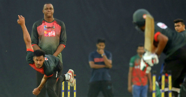 courtney walsh in special camp of pace bowlers