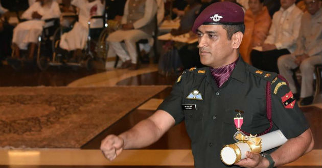 dhoni during the padma awards