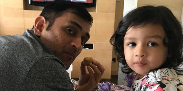 dhoni with daughter