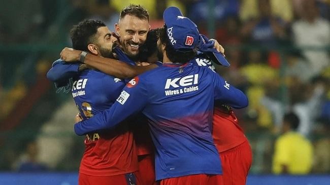 du plessis celebrates with his team mates after rcb qualify for playoffs