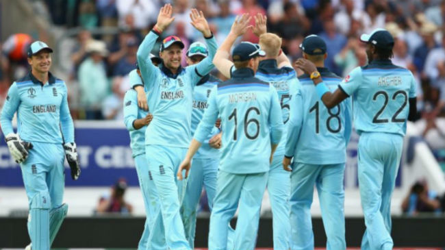 england celebrating a wicket 1