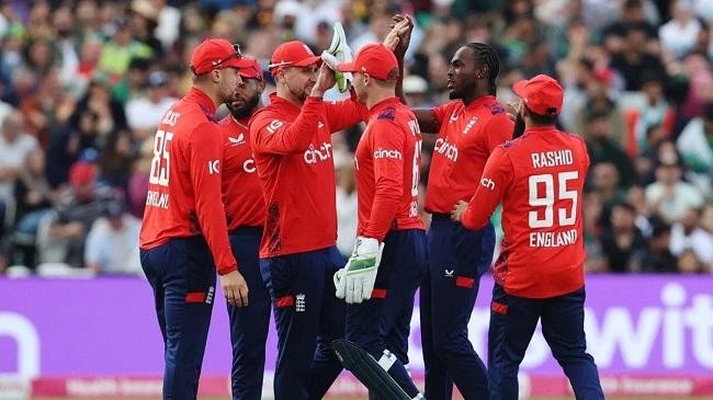 england celebrating a wicket 2
