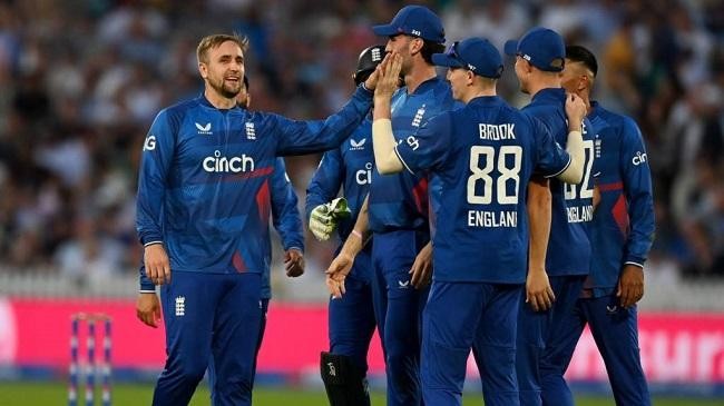 england celebrating a wicket 3