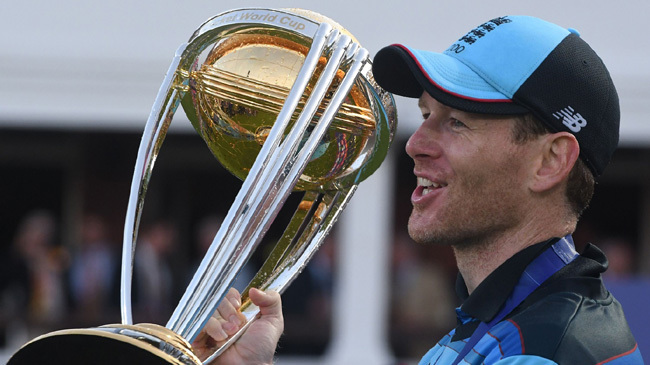 eoin morgan poses with world cup trophy