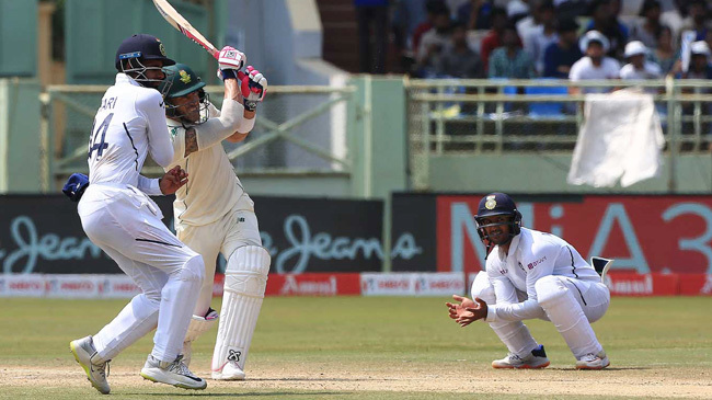 faf du plessis hits straight over