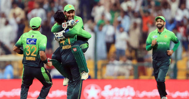 fahim ashraf sarfaraz ahmed celebrates