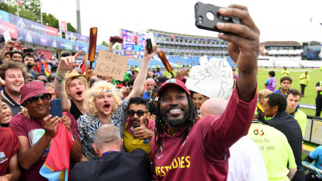 gayle takes a selfie with fans after first odi