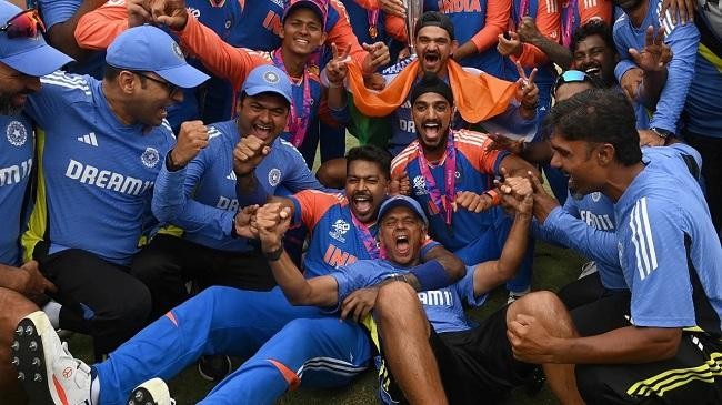 hardik and dravid lead the celebrations for india