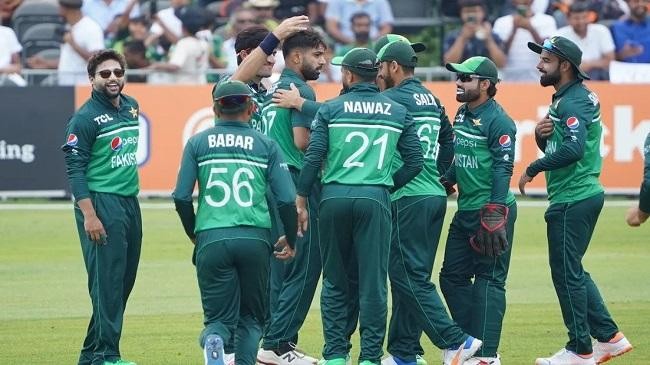 haris rauf along with all the fielders celebrates the wicket of wesley barresi