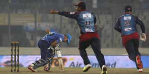 dhaka lost to barisal by 2 wickets