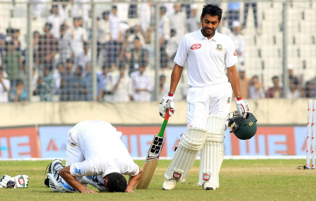 mahmudullah performing sizdaah after hitting his second test ton