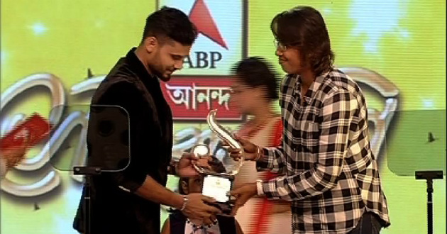 mashrafe accepting the award of shera bangali
