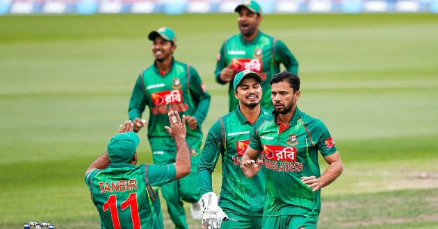 mashrafe removes guptil on first over