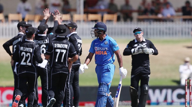 mayank agarwal walks away after his dismissal