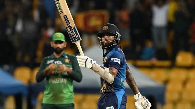 mendis scored a brisk fifty to keep sri lanka s chase on track