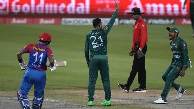 mohammad nawaz and babar azam celebrate