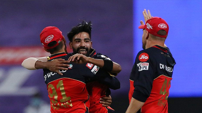 mohammed siraj of the royal challengers bangalore celebrates