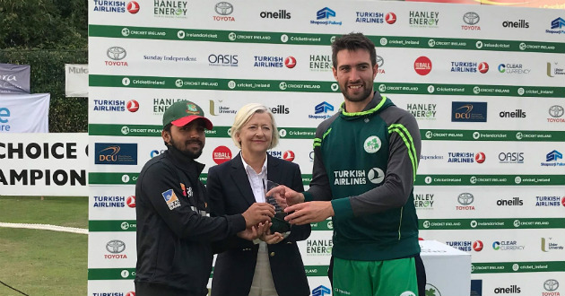 mominul and bilbarni taking the trophy of odi series