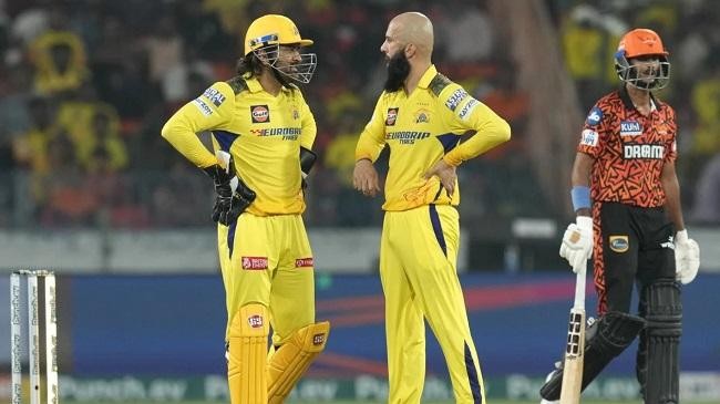 ms dhoni and moeen ali discuss in the middle